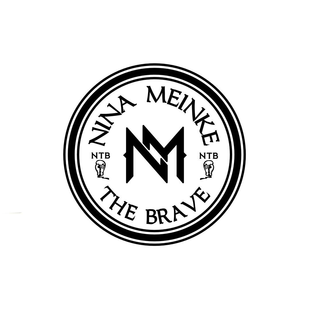 Schwarz-weißes Logo von Nina Meinke mit stilisiertem M und Schriftzug 'Nina Meinke The Brave'.